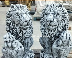 Statuetă leu mare cu blazon, gri patinat - model S1